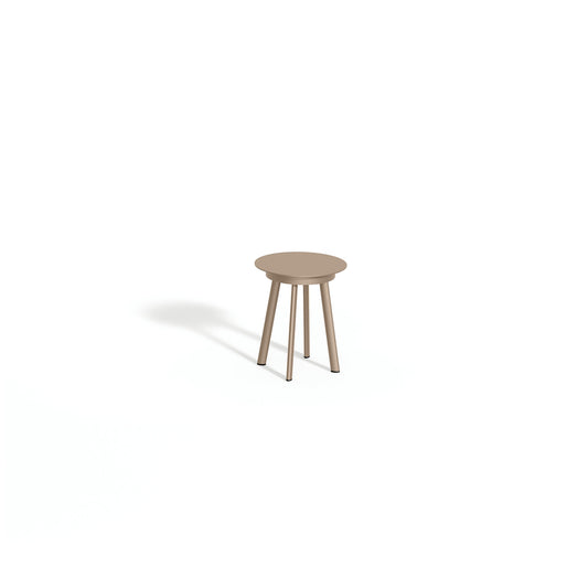 Oxford Garden Eiland 16 inch square outdoor end table with a powder coated aluminum top on a taupe powder coated aluminum frame, shown on a plain white background