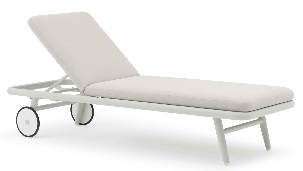 COUTURE Jardin Scoop Chaise Lounge in Light Grey Aluminum