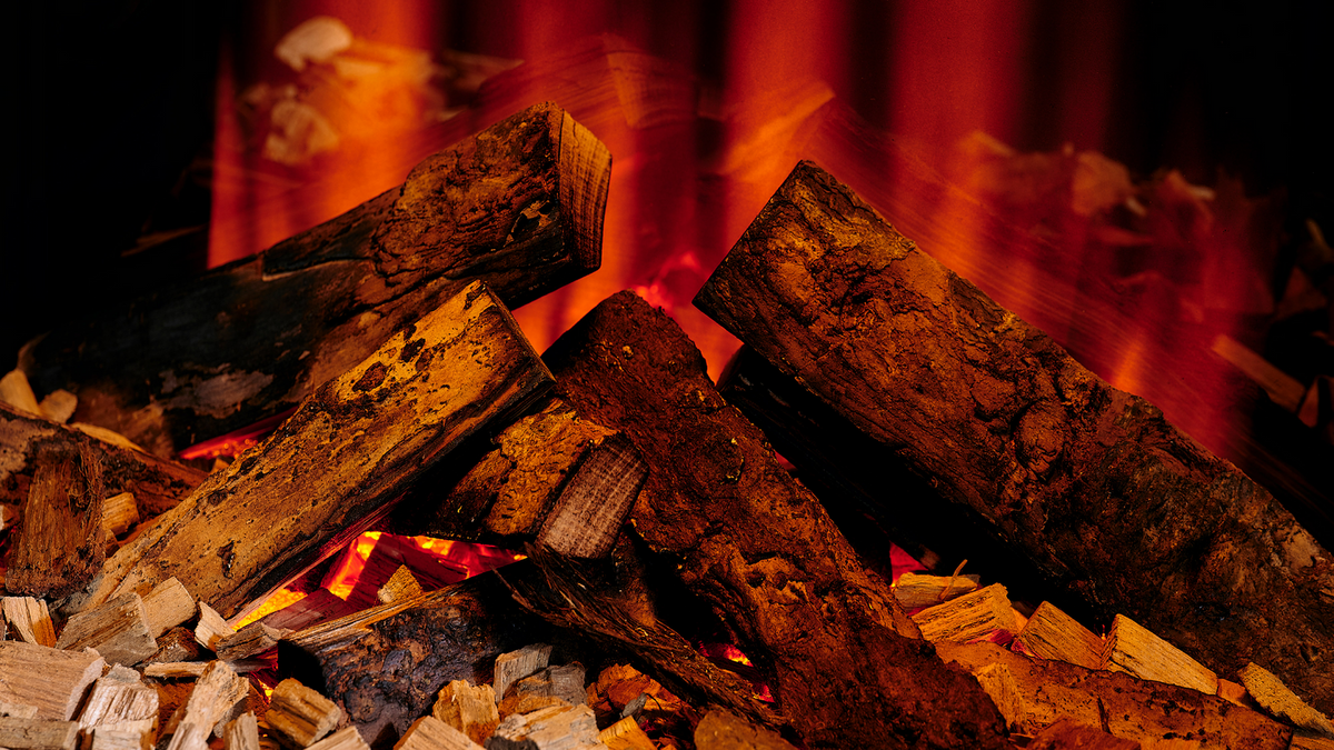Real oak logs inside the British Fires Bramshaw electric stove